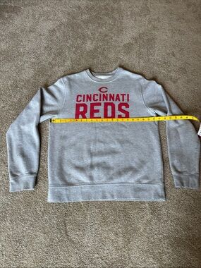 Cincinnati Reds Gray Crewneck with Red Logo. Men’s M